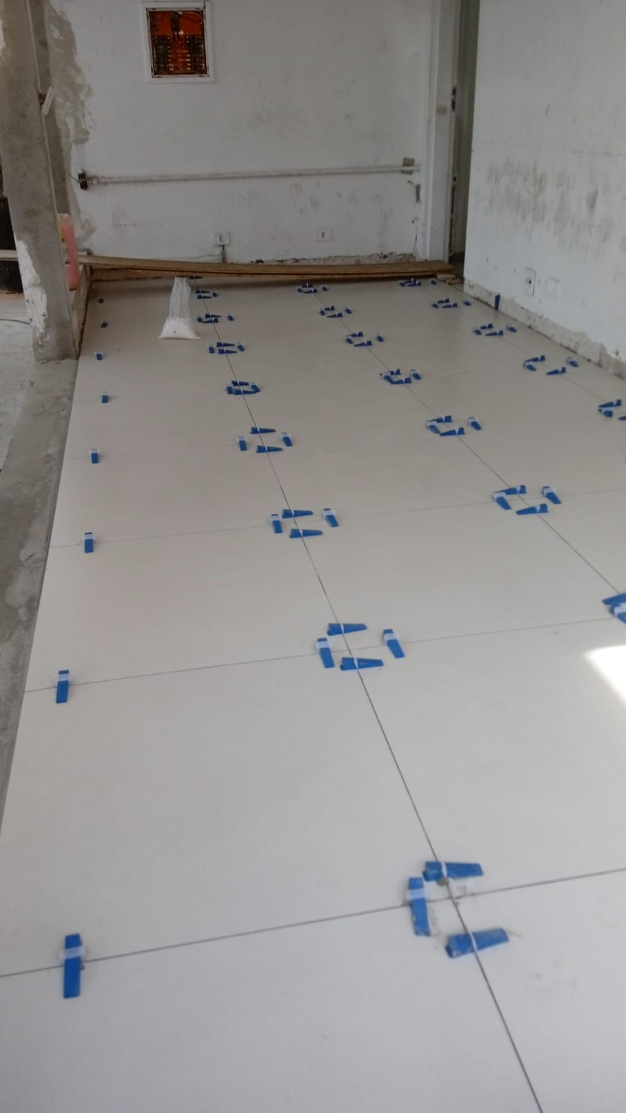 Acabamento de piso com niveladores